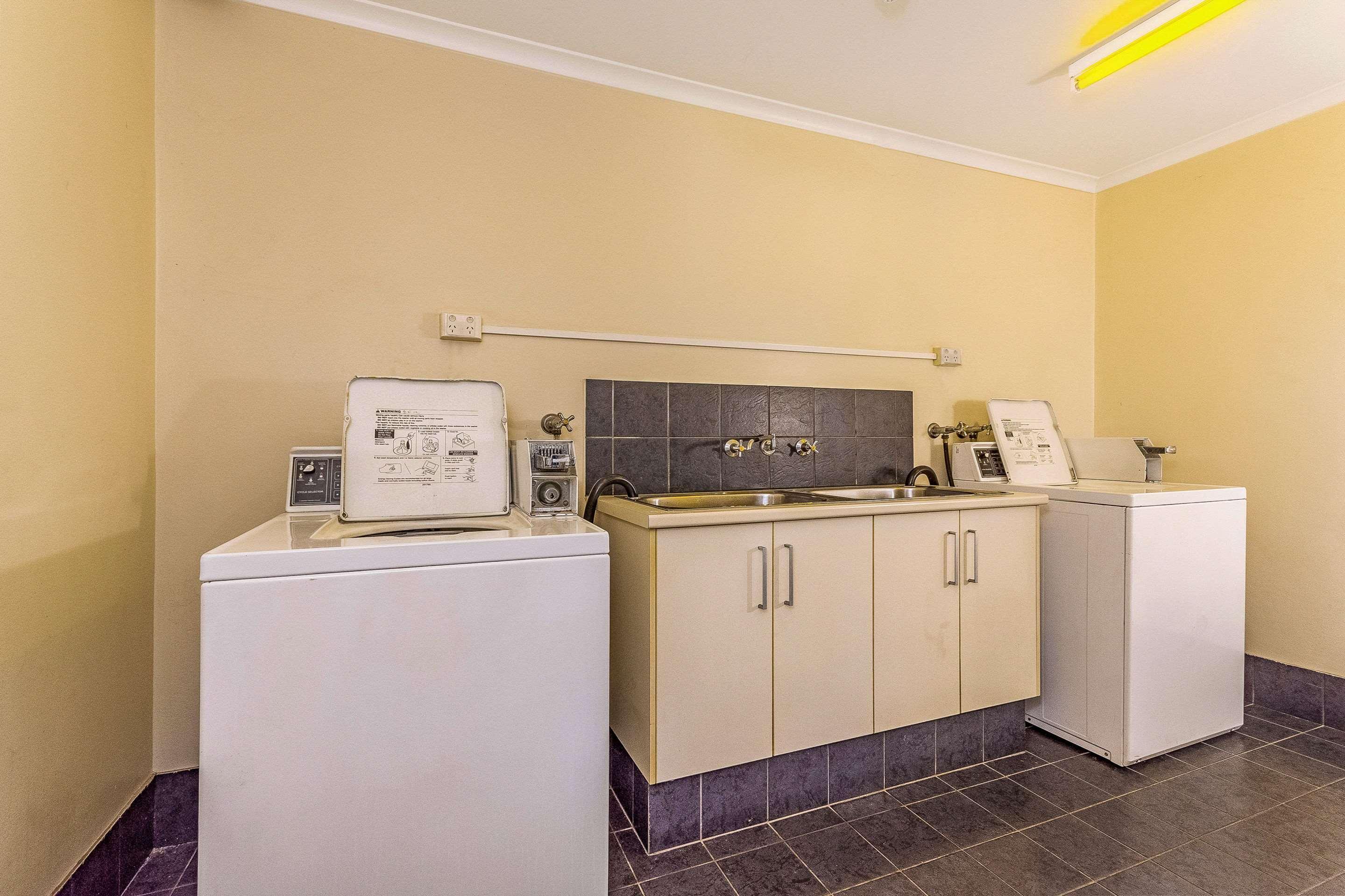 Quality Hotel Darwin Airport Eksteriør billede Laundry facilities at the motel