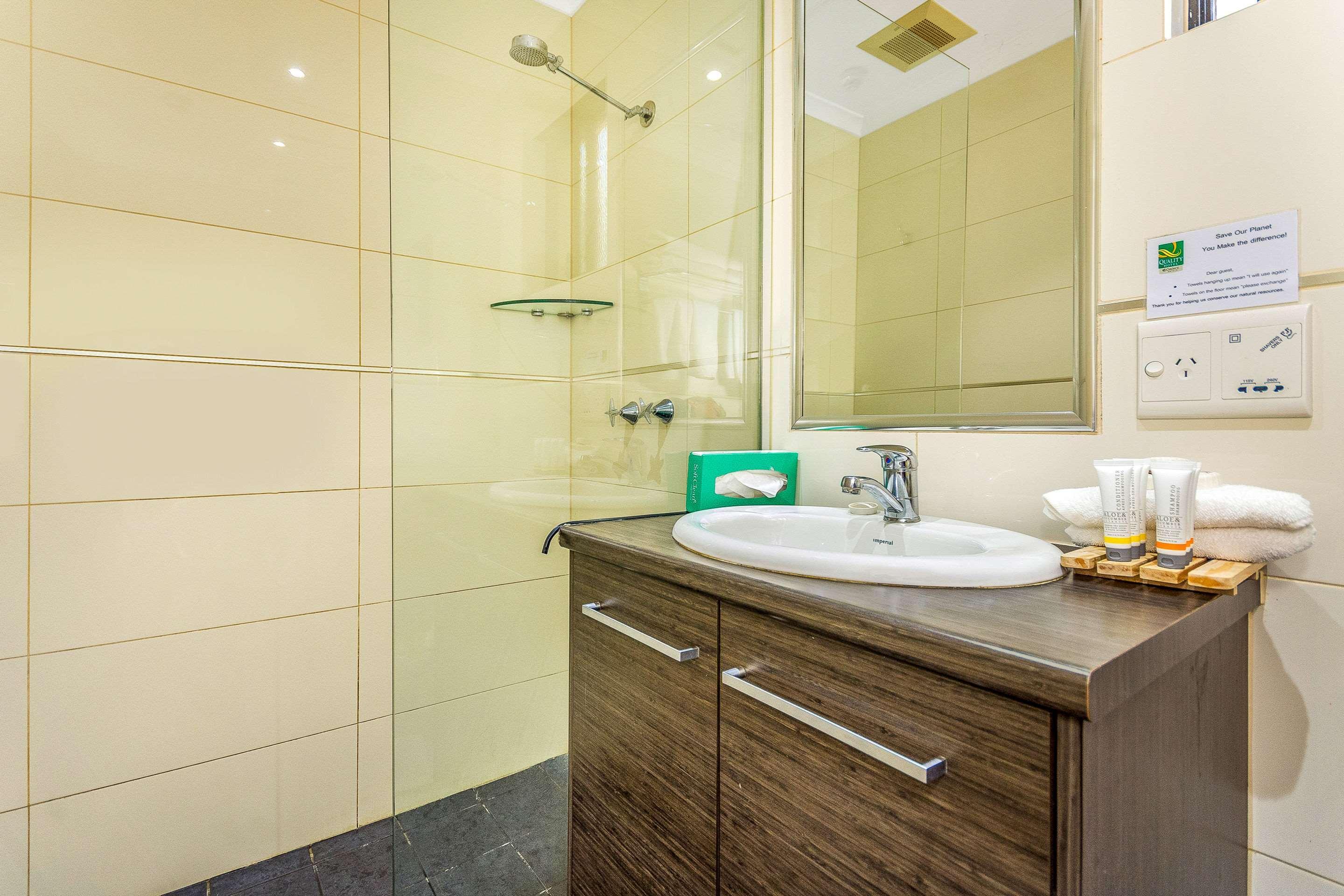 Quality Hotel Darwin Airport Eksteriør billede A bathroom in a hotel
