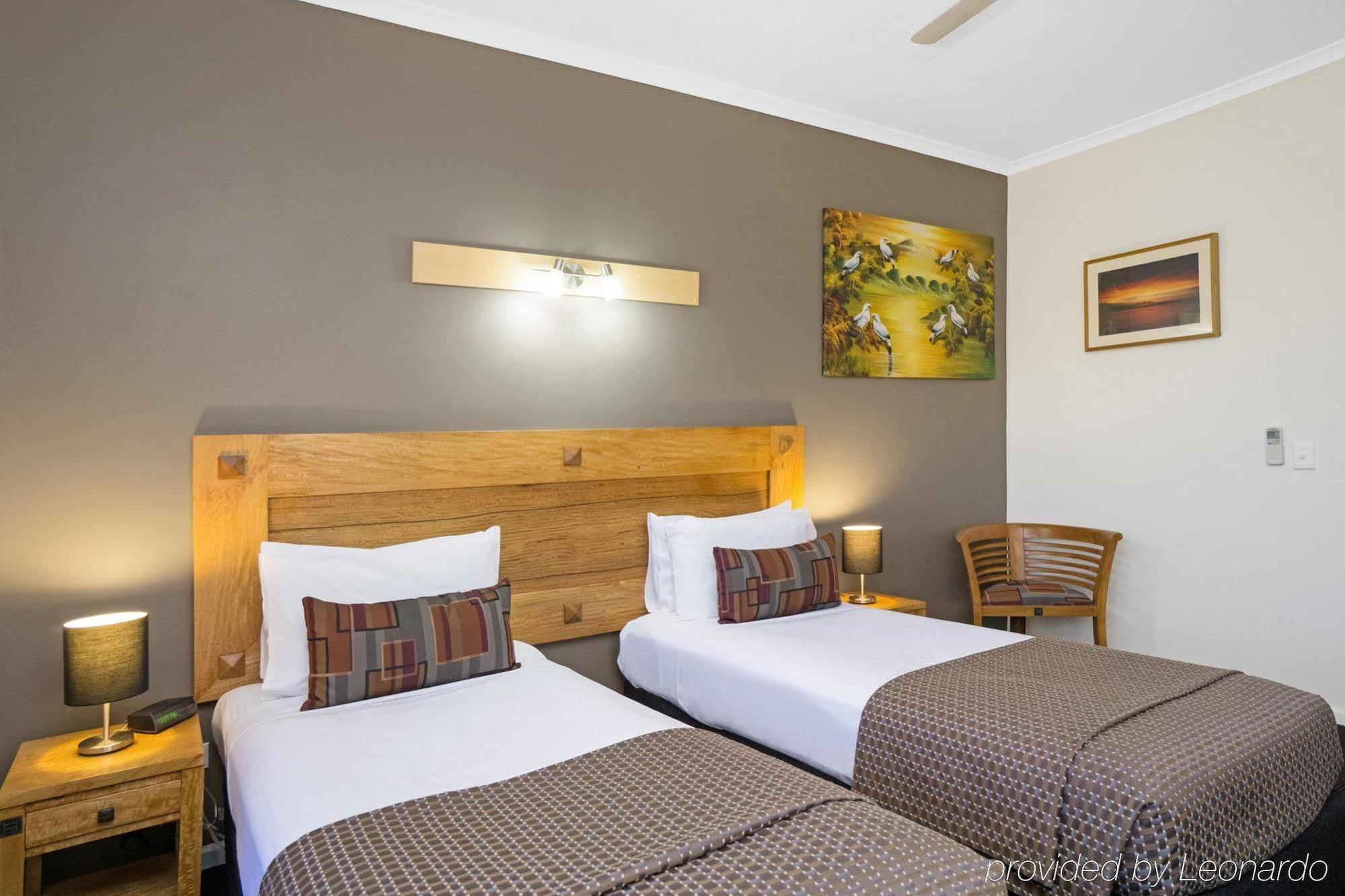 Quality Hotel Darwin Airport Eksteriør billede A room at the hotel
